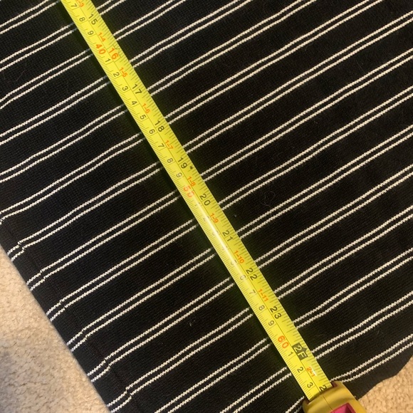 Size M, White House Black Market pencil skirt - Picture 3 of 3